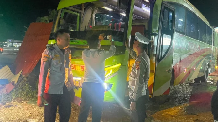 Sat Lantas Polres Sintang Lakukan Ramp Check Bus Calon Jamaah Haji Sintang