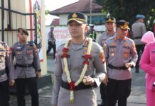 Kapolres Sintang AKBP Budi Hartono Disambut Prosesi Adat Dayak dan Melayu
